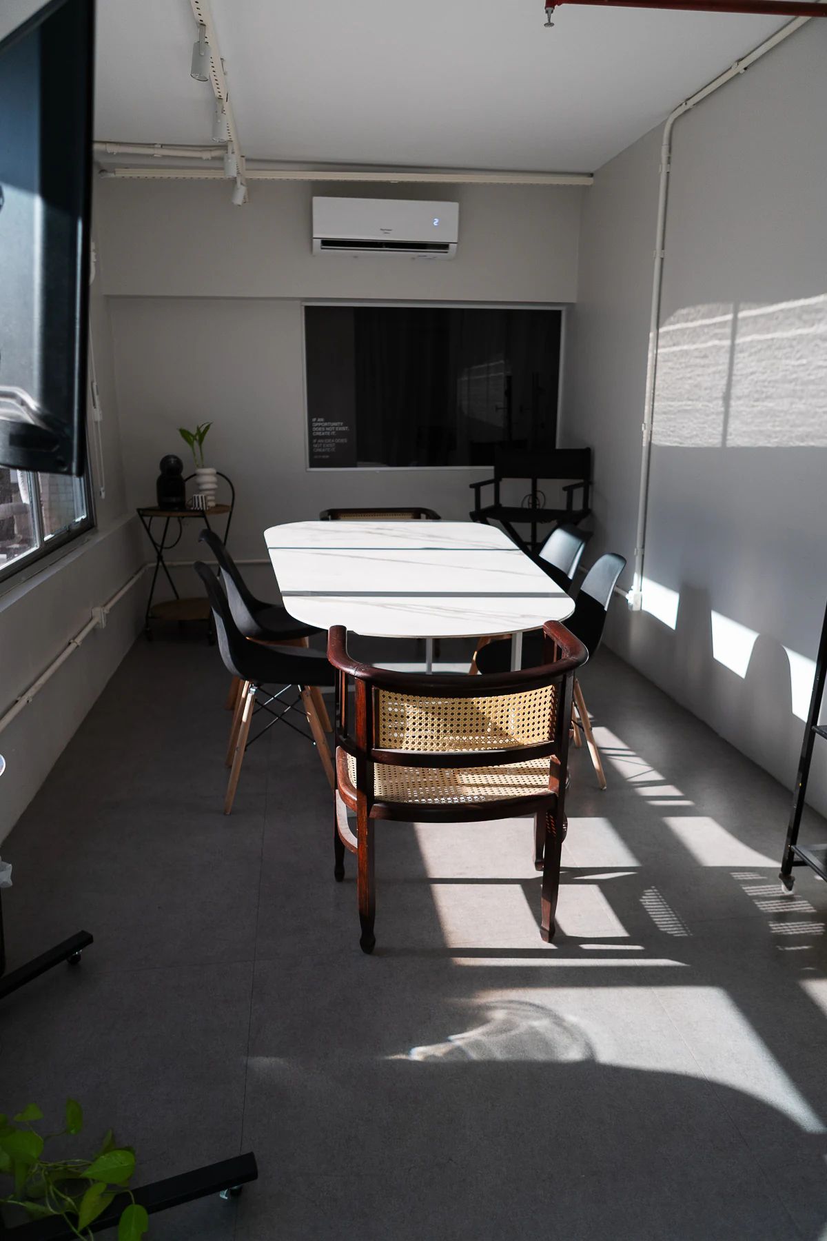 Sala de reunião com luz natural