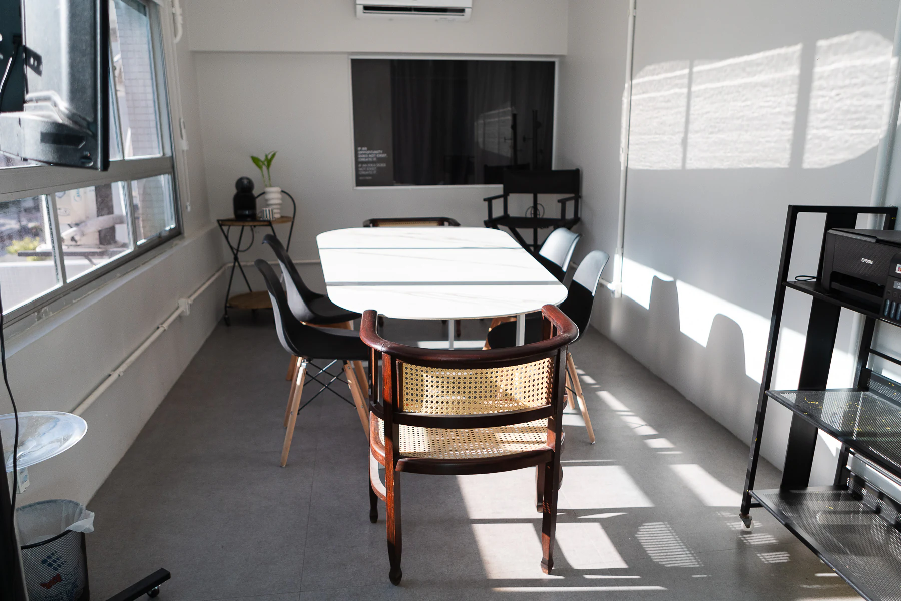 Sala de reunião da UNNI iluminada pelo sol